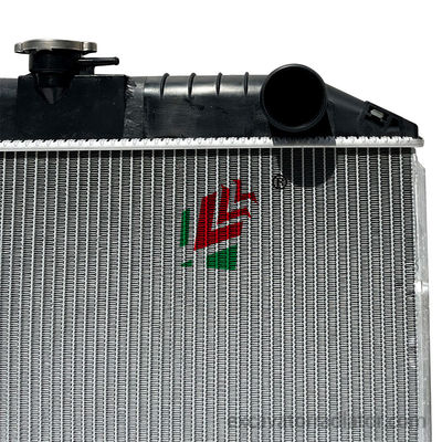 Hino R407 mobil truk radiator perakitan aluminium tangki air sistem pendinginan mesin dengan pipa overflow